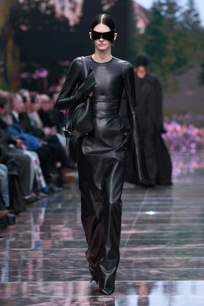 Look 16